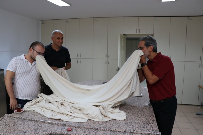 Üzerine dökülen çaydan esinlenen girişimci "çay kokulu kumaş" üretti